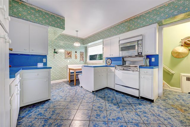 178 Schenck Circle N, Hewlett Harbor, NY 11557