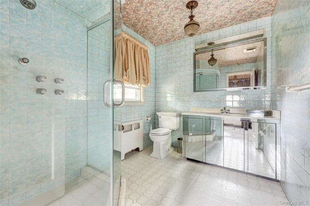 178 Schenck Circle N, Hewlett Harbor, NY 11557