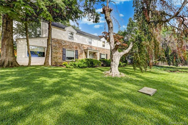 178 Schenck Circle N, Hewlett Harbor, NY 11557