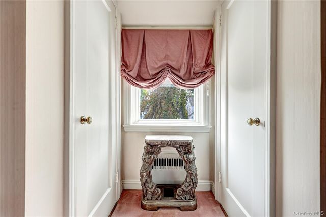 178 Schenck Circle N, Hewlett Harbor, NY 11557