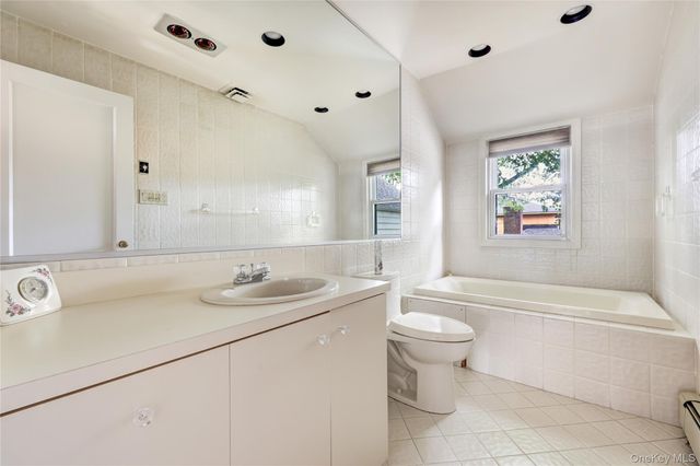 178 Schenck Circle N, Hewlett Harbor, NY 11557