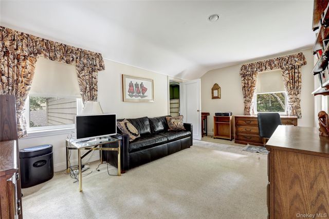 178 Schenck Circle N, Hewlett Harbor, NY 11557