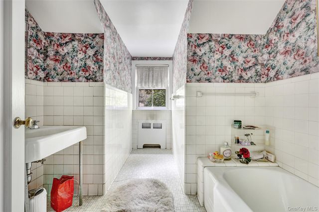 178 Schenck Circle N, Hewlett Harbor, NY 11557