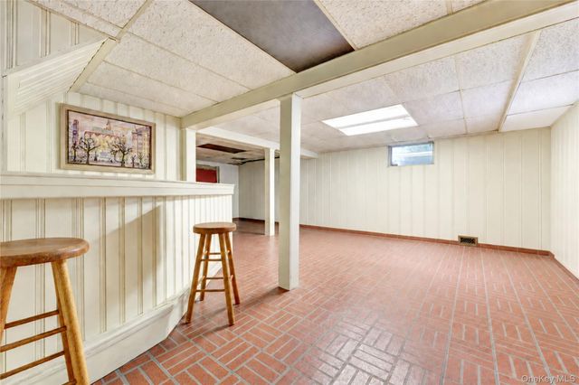 178 Schenck Circle N, Hewlett Harbor, NY 11557