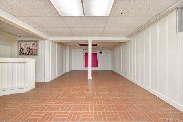 178 Schenck Circle N, Hewlett Harbor, NY 11557