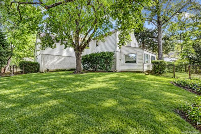 178 Schenck Circle N, Hewlett Harbor, NY 11557