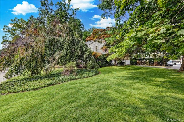 178 Schenck Circle N, Hewlett Harbor, NY 11557