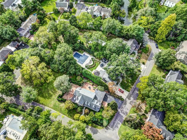 178 Schenck Circle N, Hewlett Harbor, NY 11557