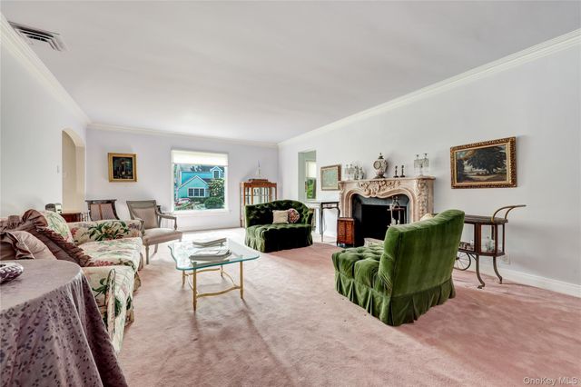 178 Schenck Circle N, Hewlett Harbor, NY 11557