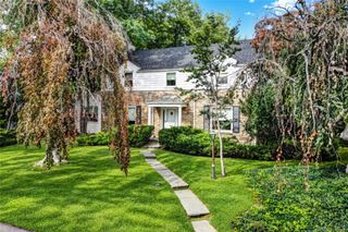 178 Schenck Circle N, Hewlett Harbor, NY 11557