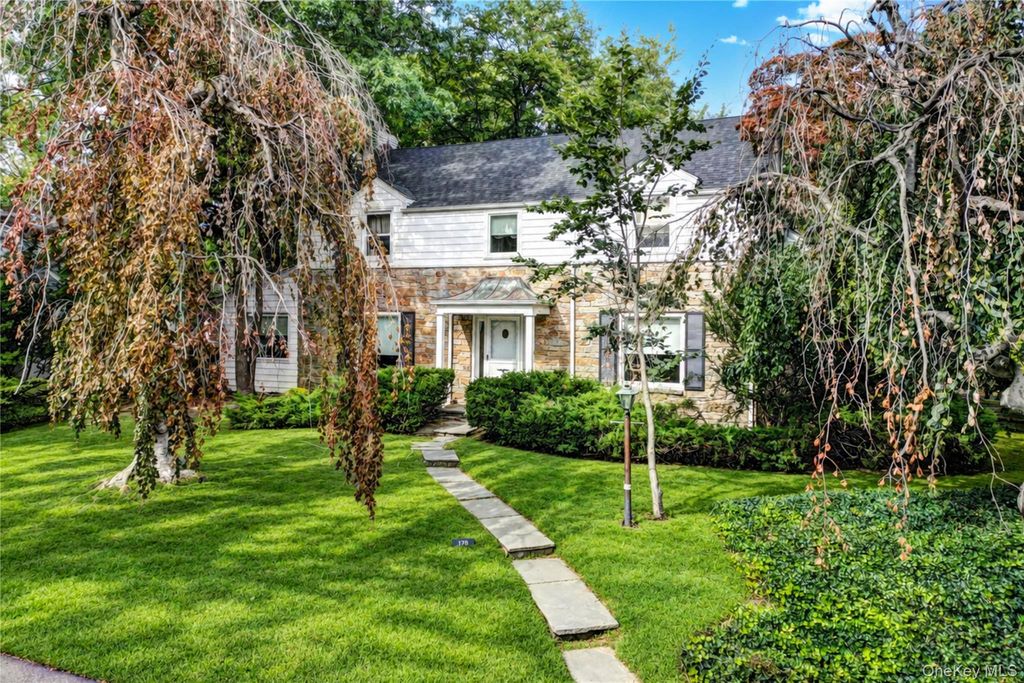 178 Schenck Circle N, Hewlett Harbor, NY 11557