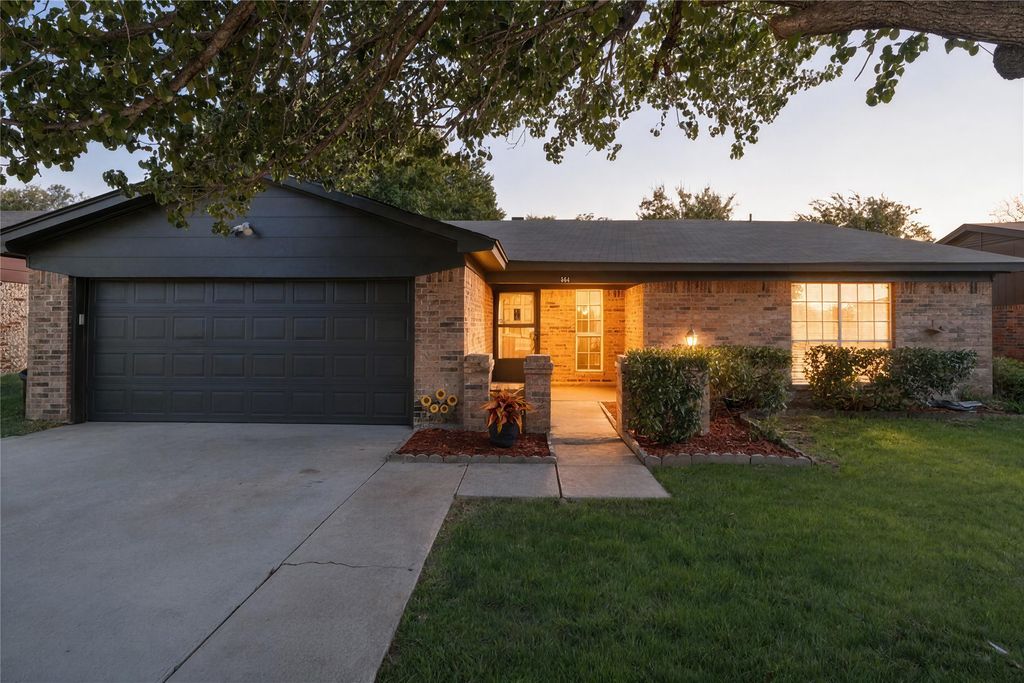304 Cambridge Drive, Saginaw, TX 76179 — exterior