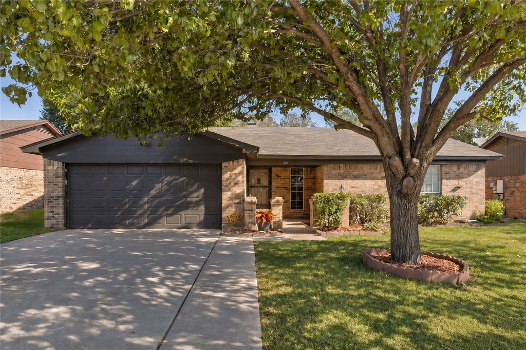 304 Cambridge Drive, Saginaw, TX 76179 — photo 2