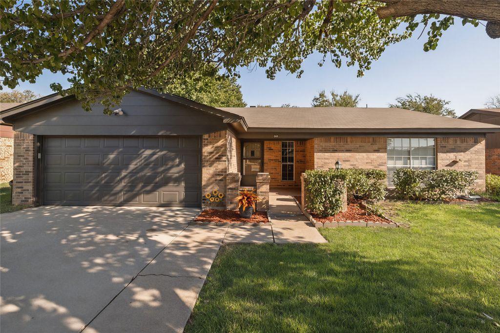 304 Cambridge Drive, Saginaw, TX 76179 — photo 3