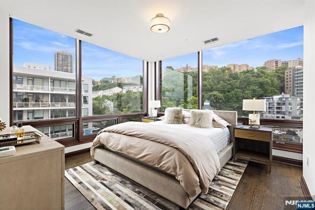 9 Somerset Lane 501, Edgewater, NJ 07020