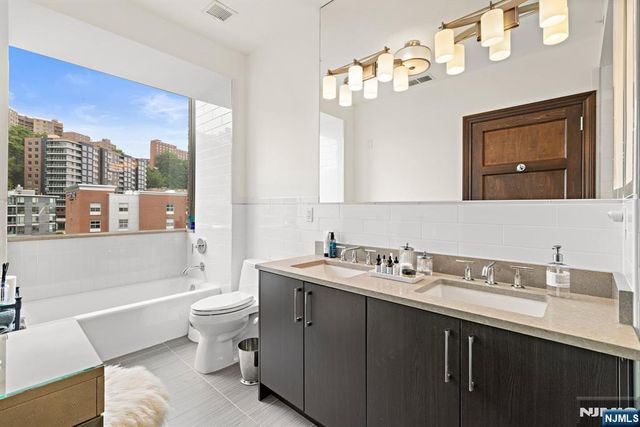 9 Somerset Lane 501, Edgewater, NJ 07020