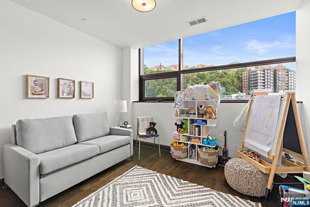 9 Somerset Lane 501, Edgewater, NJ 07020