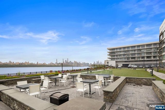 9 Somerset Lane 501, Edgewater, NJ 07020