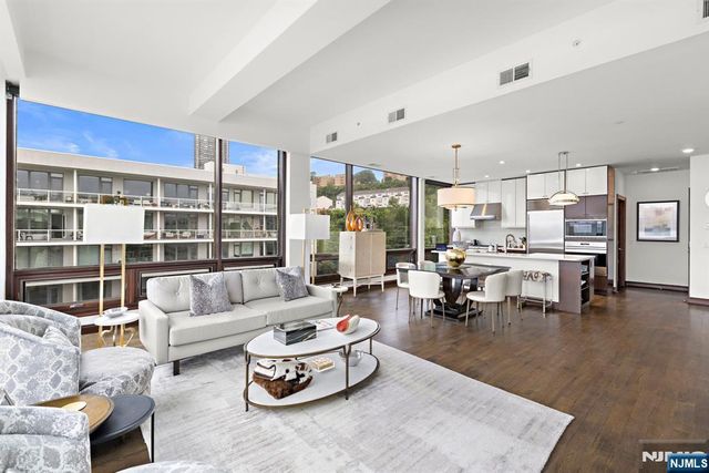 9 Somerset Lane 501, Edgewater, NJ 07020