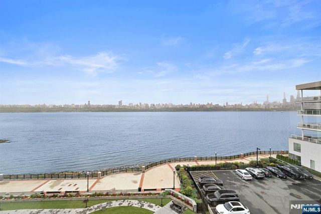 9 Somerset Lane 501, Edgewater, NJ 07020