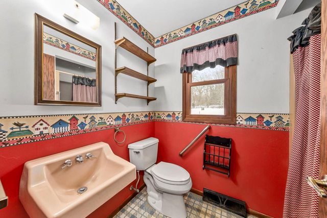 S78W30182 Sugden ROAD, Mukwonago, WI 53149