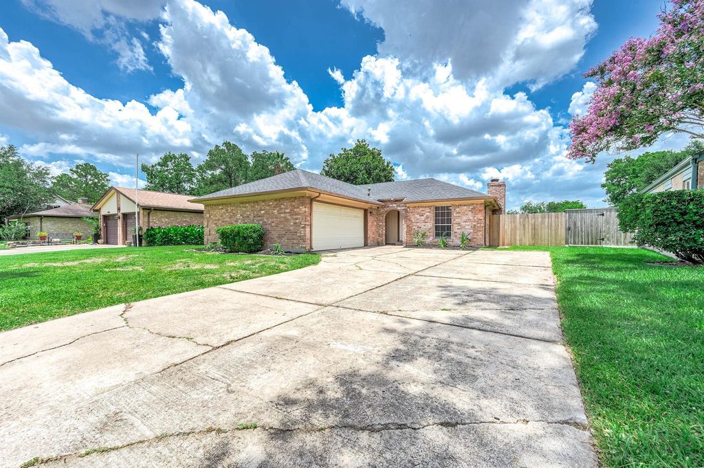 1922 Arcadia Drive, Sugar Land, TX 77498