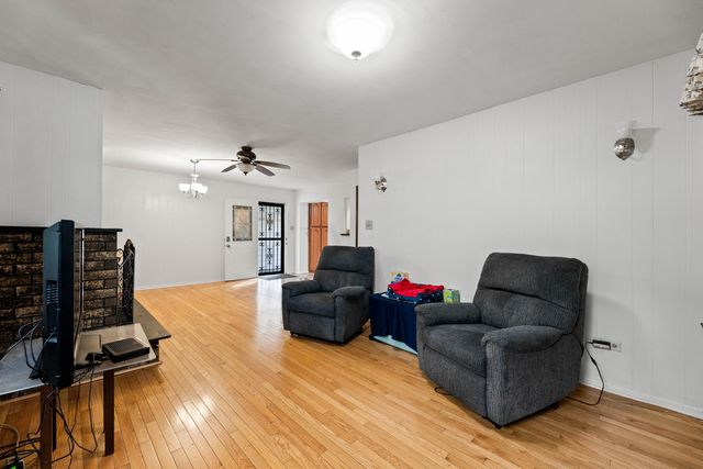 8245 S 83rd Avenue, Justice, IL 60458