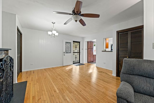 8245 S 83rd Avenue, Justice, IL 60458