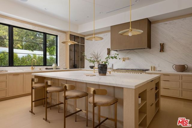 12041 Coyne Street, Los Angeles, CA 90049