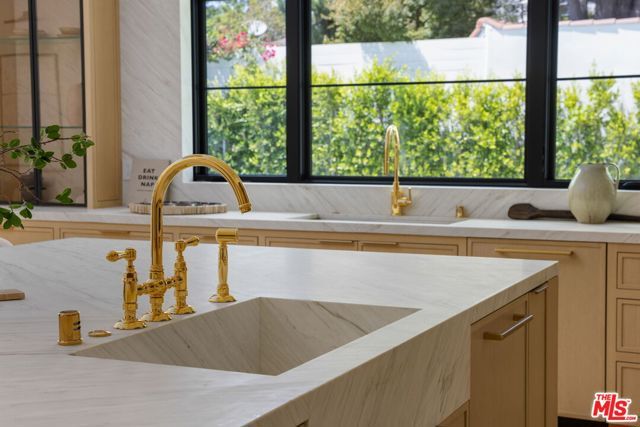 12041 Coyne Street, Los Angeles, CA 90049