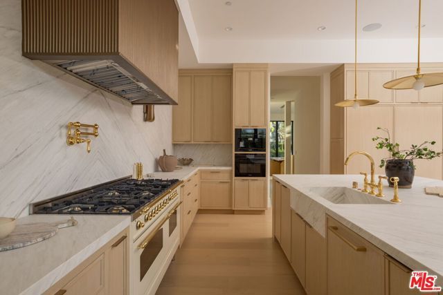 12041 Coyne Street, Los Angeles, CA 90049