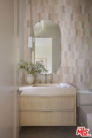 12041 Coyne Street, Los Angeles, CA 90049