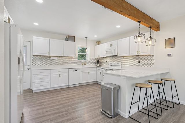 334 W Main St, Kerrville, TX 78028