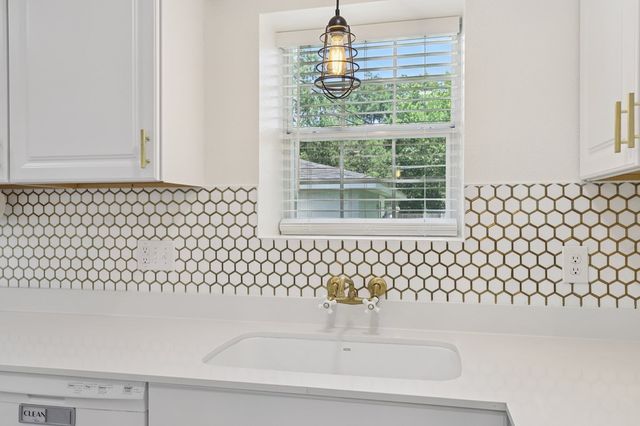 334 W Main St, Kerrville, TX 78028