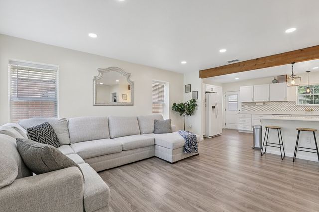 334 W Main St, Kerrville, TX 78028