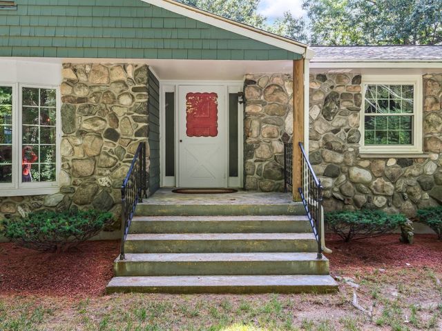 360 Wood St, Hopkinton, MA 01748