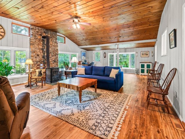 360 Wood St, Hopkinton, MA 01748