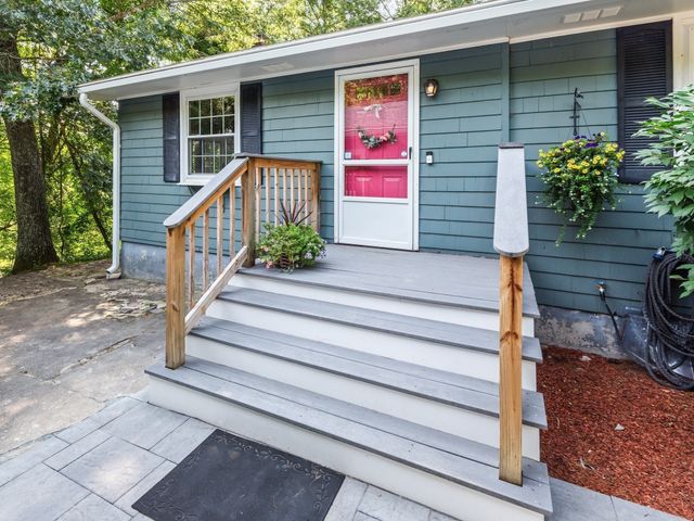360 Wood St, Hopkinton, MA 01748