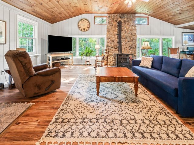 360 Wood St, Hopkinton, MA 01748