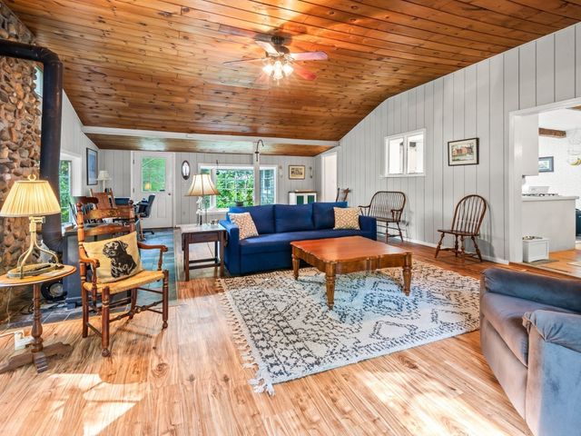 360 Wood St, Hopkinton, MA 01748