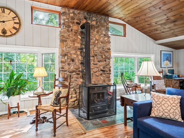 360 Wood St, Hopkinton, MA 01748