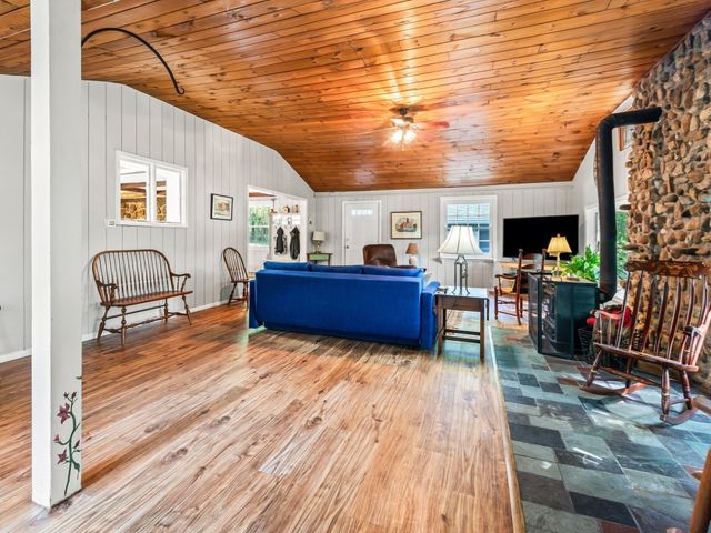 360 Wood St, Hopkinton, MA 01748