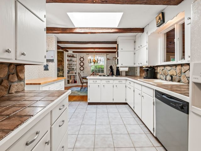 360 Wood St, Hopkinton, MA 01748
