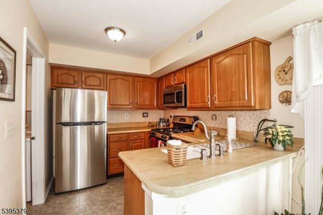 288 Waterlou Ct, Franklin Twp., NJ 08873