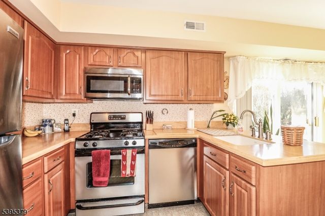 288 Waterlou Ct, Franklin Twp., NJ 08873