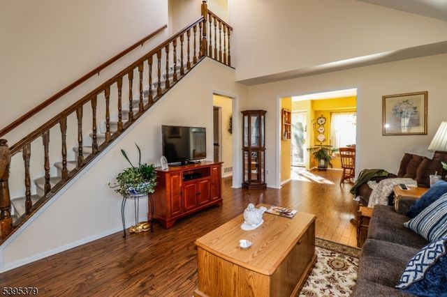 288 Waterlou Ct, Franklin Twp., NJ 08873