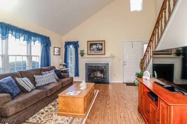 288 Waterlou Ct, Franklin Twp., NJ 08873