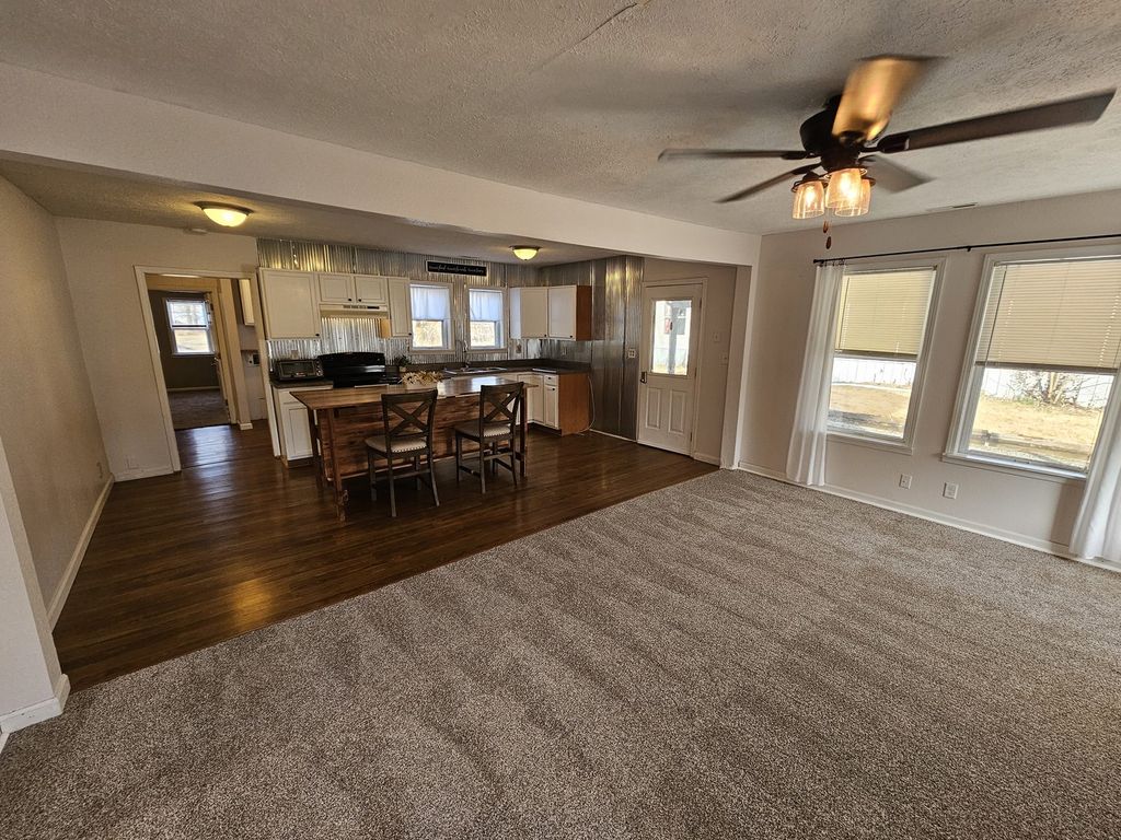 Image 11 of property listing at 820 Airport Road, Mt Vernon, IL 62864