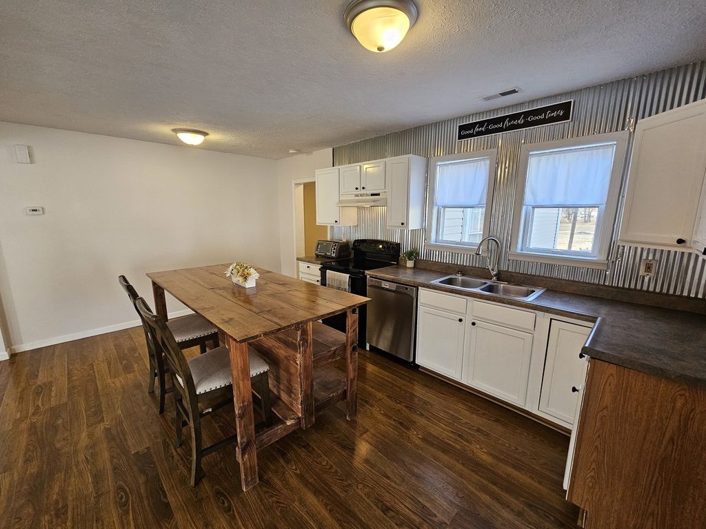 Image 14 of property listing at 820 Airport Road, Mt Vernon, IL 62864