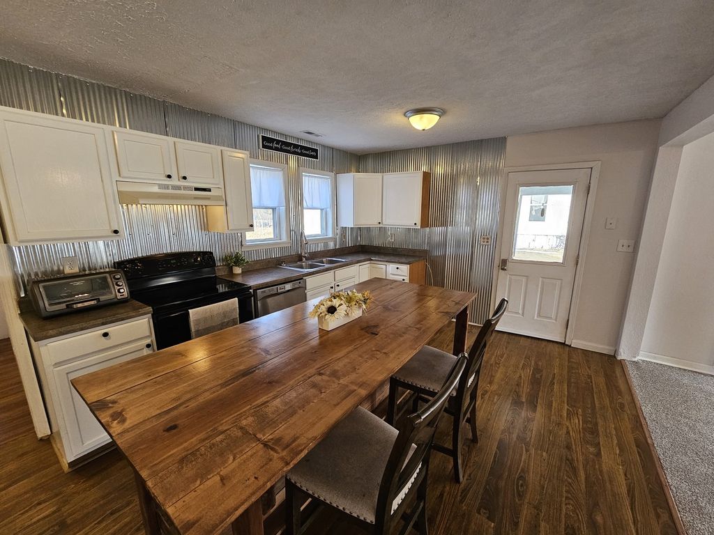 Image 17 of property listing at 820 Airport Road, Mt Vernon, IL 62864